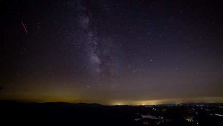 唯美天空星空夜景夜空_视频素材下载_MP4格式_1920X1080像素-夜景,天空,唯美-作品编号:2025020712019347-志设-zs9.com
