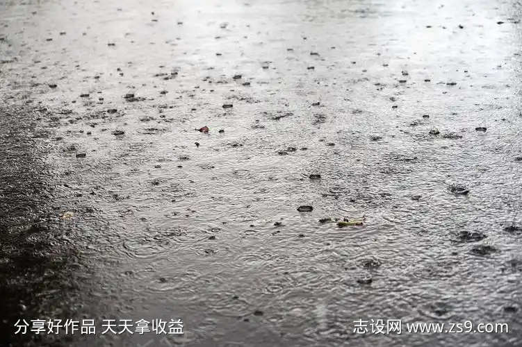 雨低落在地面上的声音