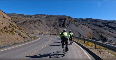 蜿蜒道路上的山地自行车探险_视频素材下载_MP4格式_3840X2160像素-文体娱乐,人物生活,航拍-作品编号:2025031209301324-志设-zs9.com