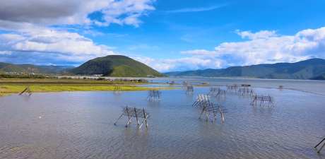 湖泊风景视频素材_视频素材下载_MP4格式_919X450像素-视频,白云,蓝天-作品编号:2025031715286528-志设-zs9.com