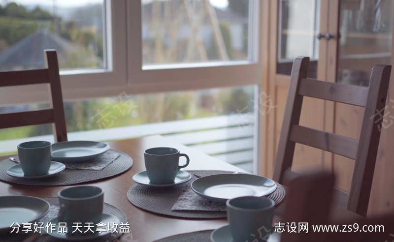在餐厅里布置的餐桌