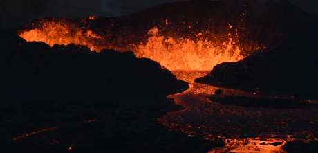 活火山喷发时剧烈的熔岩流_视频素材下载_MP4格式_1920X1080像素-火山爆发,火山,熔岩-作品编号:2025031718027407-志设-zs9.com