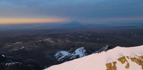 登山者的视角_视频素材下载_MP4格式_3840X2160像素-自然风光,雪山,冰川-作品编号:2025031716087614-志设-zs9.com