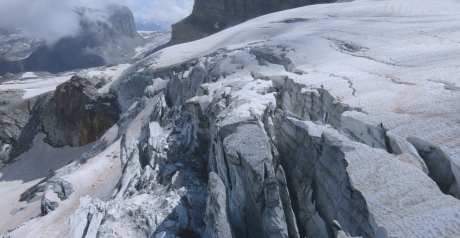 白雪皑皑的阿尔卑斯冰川鸟瞰_视频素材下载_MP4格式_3840X2160像素-旅游出行,片头片尾,巨幕宽屏-作品编号:2025031716022289-志设-zs9.com