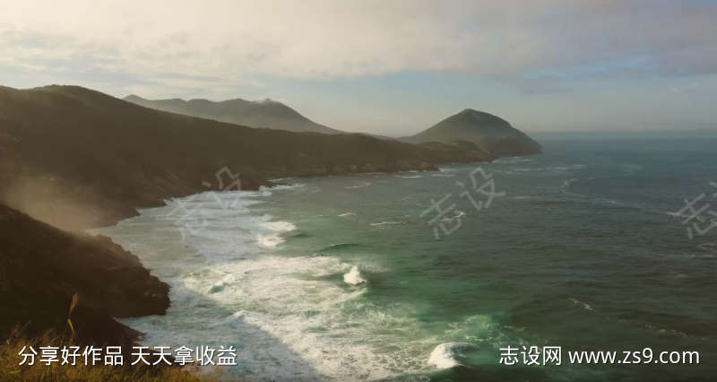 海边海浪拍打着山石