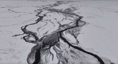 航拍冬季壮观的雪地河流_视频素材下载_MP4格式_3840X2160像素-雪地,冬季,航拍-作品编号:2025031809372711-志设-zs9.com