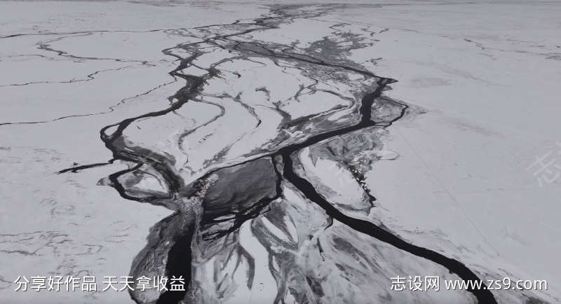 航拍冬季壮观的雪地河流