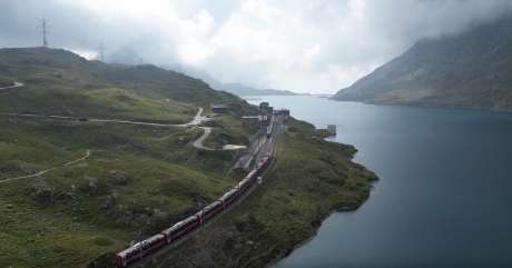 航拍山水间行驶的火车_视频素材下载_MP4格式_3840X2160像素-江河湖海,山,火车-作品编号:2025031810203897-志设-zs9.com