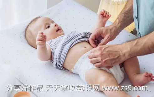 妈妈在换尿布宝宝在咕哝