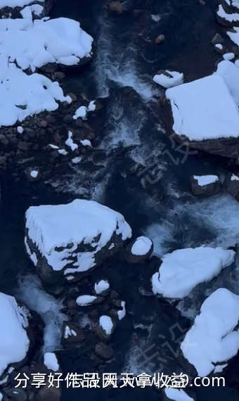 冬季溪流穿过积雪的岩石