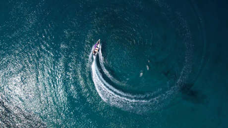 户外湖上游艇飞驰_视频素材下载_MP4格式_3840X2160像素-飞驰,游艇,湖水-作品编号:2025032309416360-志设-zs9.com