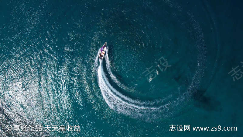 户外湖上游艇飞驰