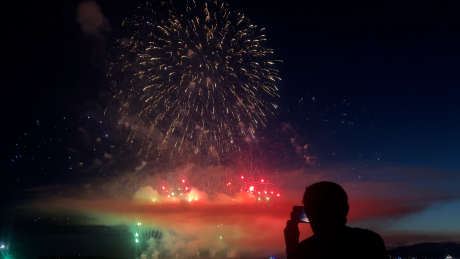 江边拍摄烟花_视频素材下载_MP4格式_3840X2160像素-夜晚,烟花,焰火-作品编号:2025032309482232-志设-zs9.com