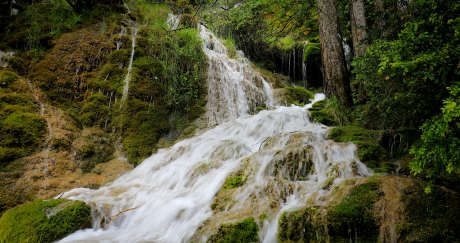 山林山上流水_视频素材下载_MP4格式_4096X2160像素-瀑布,流水,水流-作品编号:2025032310455901-志设-zs9.com