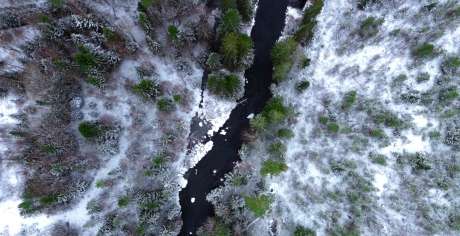 雪冬森林和河流的鸟瞰图_视频素材下载_MP4格式_3840X2160像素-河流,森林,雪-作品编号:2025032408395707-志设-zs9.com