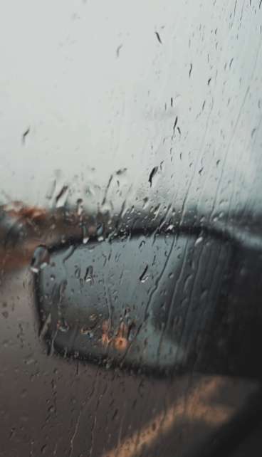 车窗上的雨滴与模糊的背景_视频素材下载_MP4格式_1080X1920像素-模糊,伤感,雨滴-作品编号:2025032414236295-志设-zs9.com