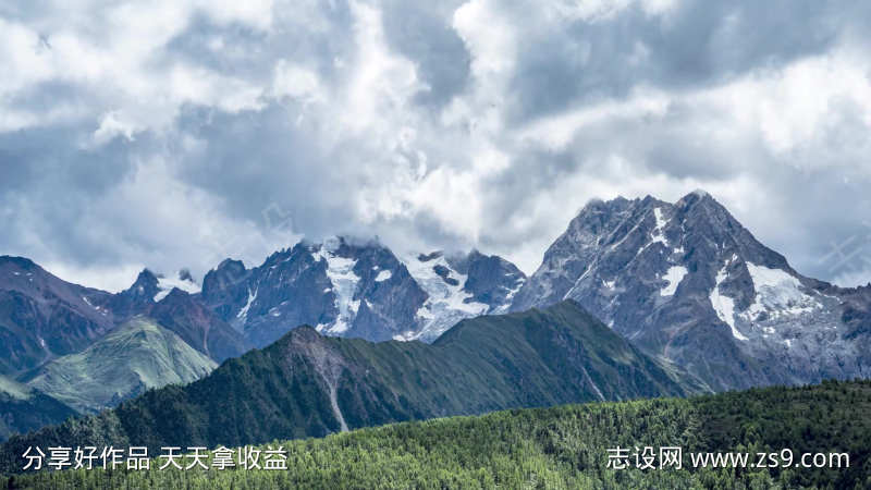 云南迪庆214国道白马雪山山峰