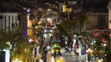云南大理古城夜景青石板路交通车流人流_视频素材下载_MP4格式_1920X1080像素-车流,青石板路,古城夜景-作品编号:2025032616105305-设计素材-www.shejisc.cn