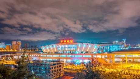 昆明南站火车站夜景_视频素材下载_MP4格式_1920X1080像素-火车站,昆明南站,旅游出行-作品编号:2025032617283038-设计素材-www.shejisc.cn