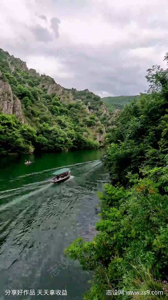 风景秀丽的河流峡谷乘船游览