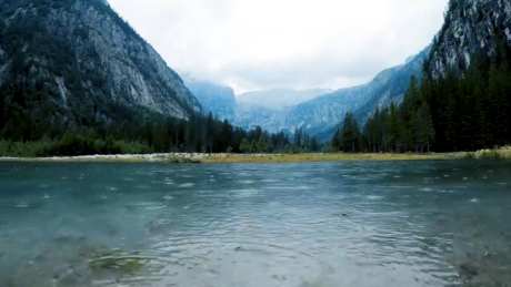 雨中的山川河流_视频素材下载_MP4格式_3840X2160像素-河流,风景,雨天-作品编号:2025033012295233-志设-zs9.com