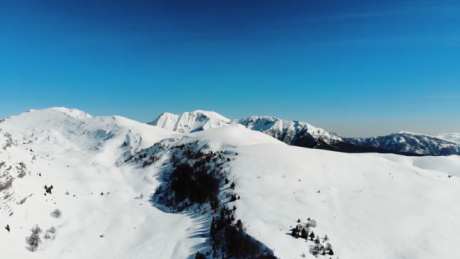 雪山上航拍视频素材_视频素材下载_MP4格式_3840X2160像素-雪山,冰川,雪原-作品编号:2025041714076591-志设-zs9.com