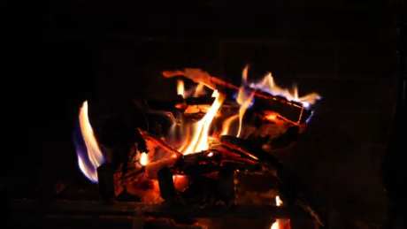 夜晚燃烧的木头_视频素材下载_MP4格式_1920X1080像素-火焰,夜晚,通用-作品编号:2025041710072562-志设-zs9.com