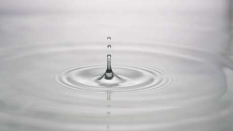 水滴落下形成涟漪视频素材_视频素材下载_MP4格式_1920X1080像素-水滴,水面,滴落-作品编号:2025041712112258-志′设ˈ̹网