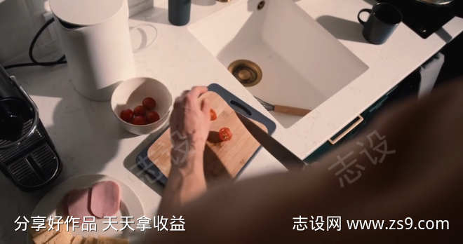 制作西式早餐的精美画面