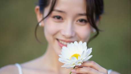 人拿着白色花朵的特写_AI图片下载_euler采样_1536X864像素-白花,女人,摄影-作品编号:2025061314064152-志设-zs9.com