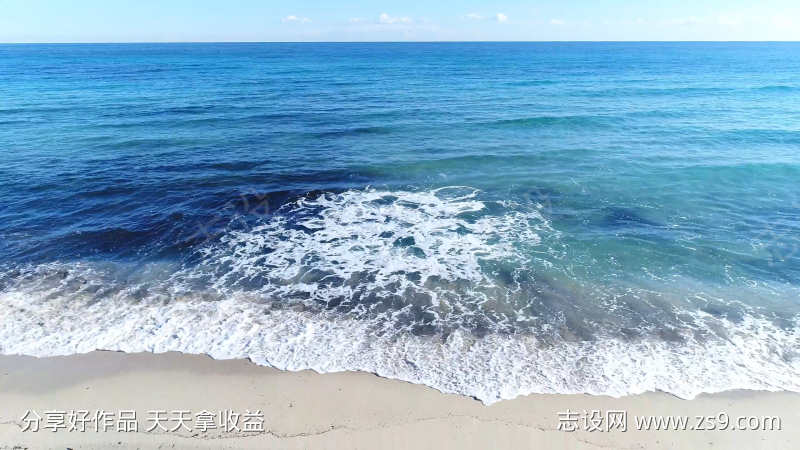 航拍海浪拍打海岸