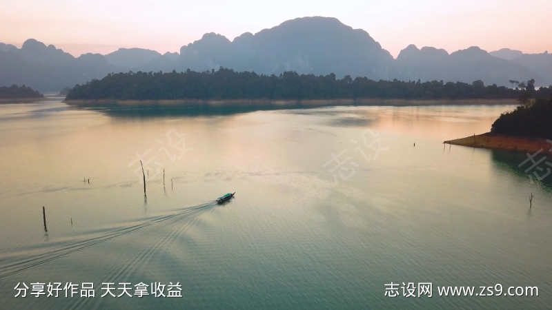 航拍船在江上
