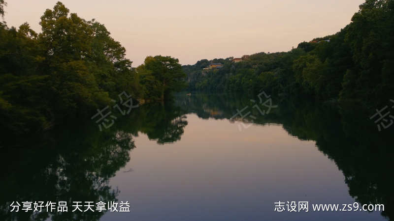 江上航拍穿越树林
