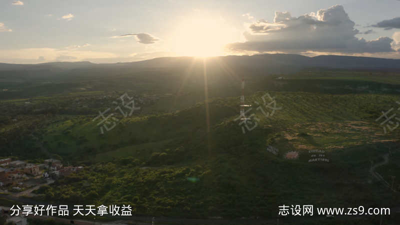 航拍山地电塔