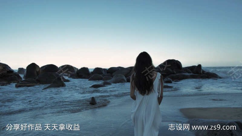 女人海边行走