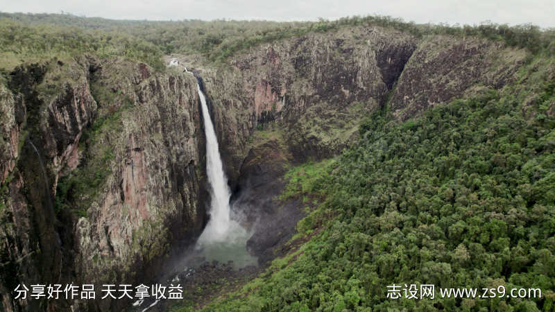 航拍森林大瀑布