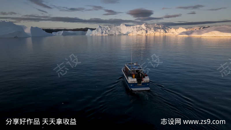 航拍船只开向冰山