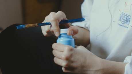 人拧开颜料瓶_视频素材下载_MP4格式_3840X2160像素-作画,画画,颜料-作品编号:2025062316324307-志ˆ设‘网