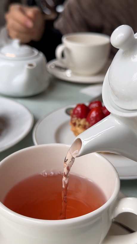 红茶倒茶特写_视频素材下载_MP4格式_2160X3840像素-餐饮美食,企业宣传,人物生活-作品编号:2025101416056688-志’设ˇ网