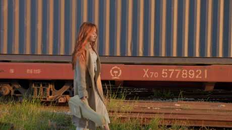 文艺少女走铁轨_视频素材下载_MP4格式_1920X1080像素-旅游出行,企业宣传,人物生活-作品编号:2025101513564901-志`设ˈ̹网