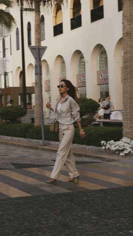 女子时尚街拍_视频素材下载_MP4格式_1080X1920像素-旅游出行,企业宣传,人物生活-作品编号:2025101514028401-志͵设˯网