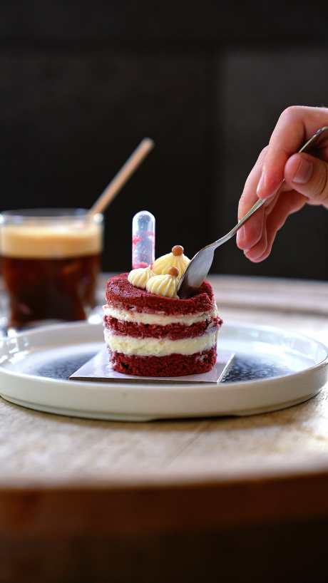 勺子挖蛋糕_视频素材下载_MP4格式_2160X3840像素-生活服务,企业宣传,人物生活-作品编号:2025101514061620-志˙设‛ۛ网