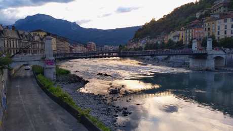 小溪桥行人走动_视频素材下载_MP4格式_3840X2160像素-走动,溪水,行人-作品编号:2025102008424399-志’设˓网