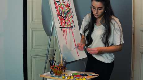 外国人将颜料挤出_视频素材下载_MP4格式_3840X2160像素-画家,画板,作画-作品编号:2025102009045152-志˲͓͕͔͐͑͗ٚٛٙ设.网