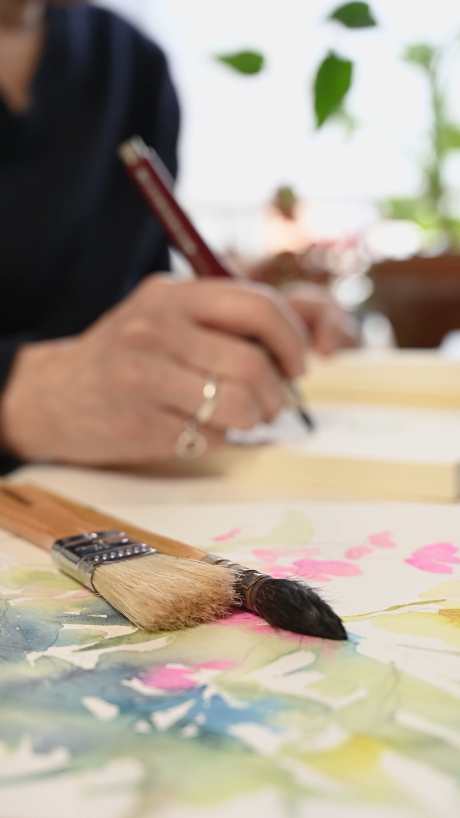 特写画笔背景人作画_视频素材下载_MP4格式_2160X3840像素-画纸,画家,画画-作品编号:2025102009105953-志͵设˙网